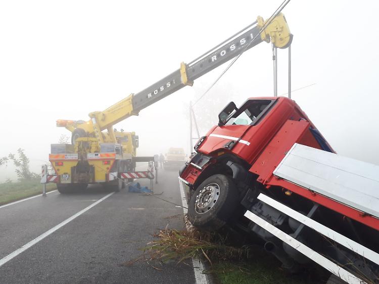 Camion fuori strada, gravi disagi per il traffico