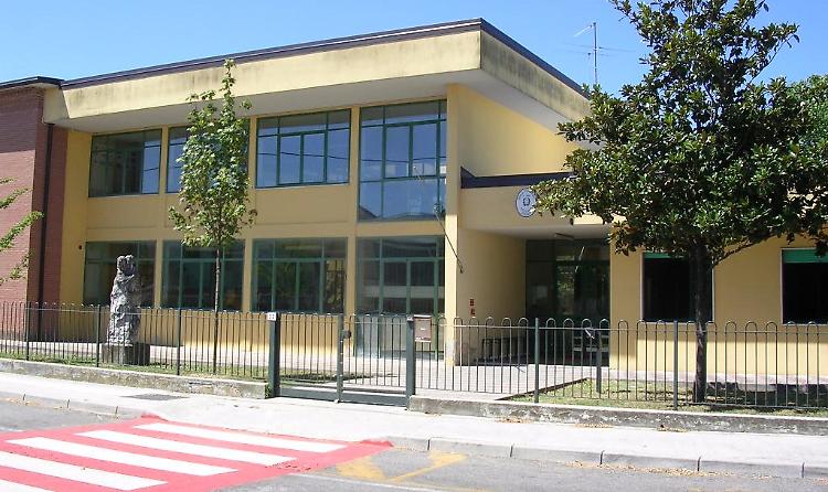 Furto alle elementari, via i  soldi della gita