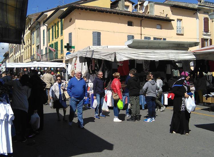 Accattonaggio al mercato, blitz della polizia locale