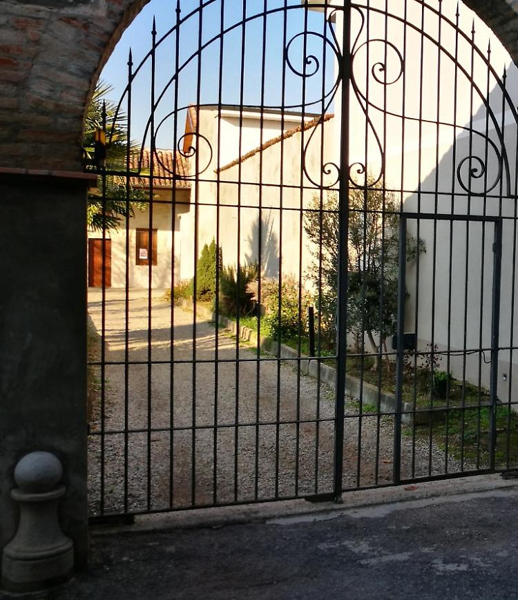 Terrore per una 18enne, segregata dai ladri