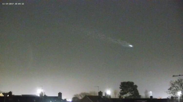 Londra, inquietante coincidenza nel cielo: scia luminosa mentre atterra l'aereo