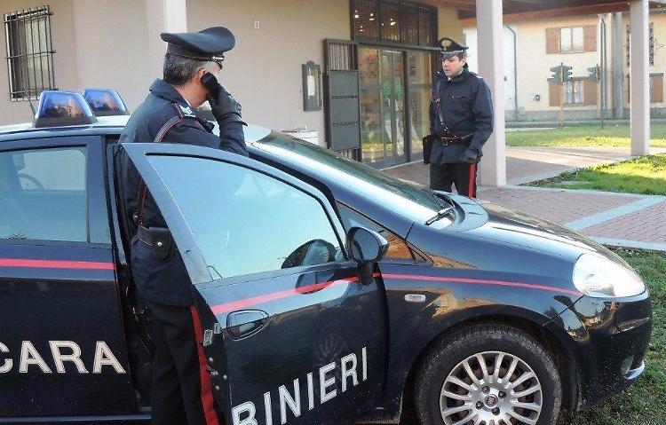 Rapina in farmacia. Pistola in pugno, via 700 euro