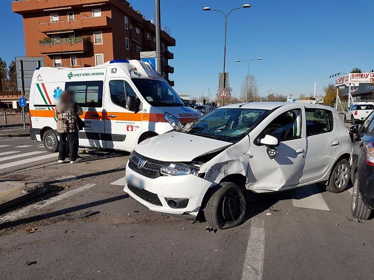 Con l'auto contro un lampione, incidente in via Eridano
