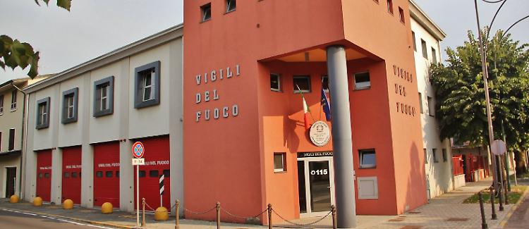 Vigili del fuoco in azione, ladri in caserma
