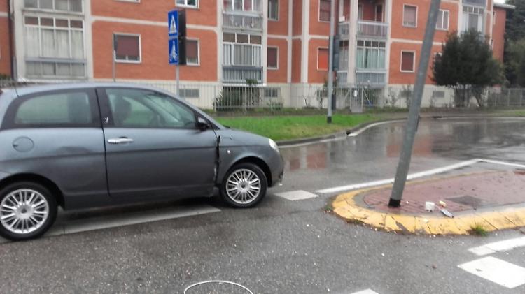 Con l'auto contro un palo della luce