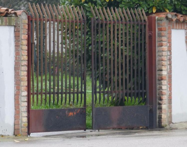 Ombreggiante dato a fuoco nella villetta dei richiedenti asilo