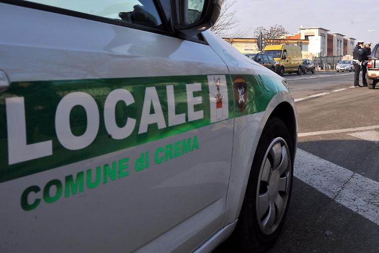 Investe e scappa, è caccia alla donna 'pirata'
