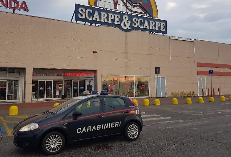 Ruba capi di abbigliamento, arrestato dopo l'inseguimento