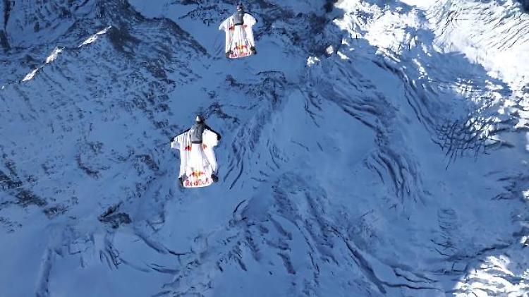 Svizzera, in volo tra le montagne innevate: con la tuta alare giù dalle Alpi