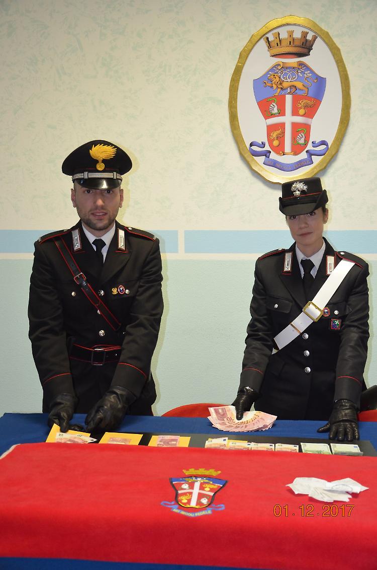 Si fingono famigliola in transito e spacciano banconote false