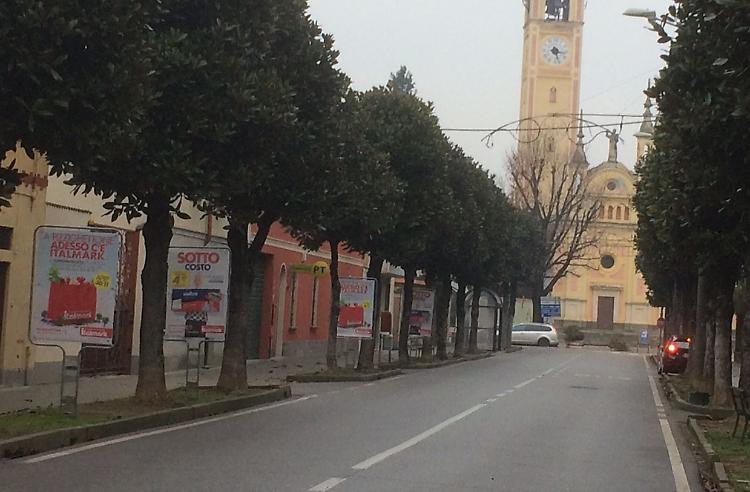 Cartelloni lungo il viale, piovono critiche