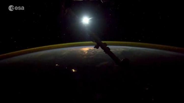 Spazio, la (super) Luna sorge all'orizzonte: il timelapse dell'astronauta Paolo Nespoli