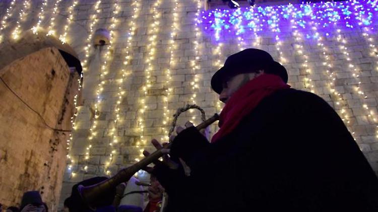 Bari, fiaccolata all'alba per la festa di San Nicola