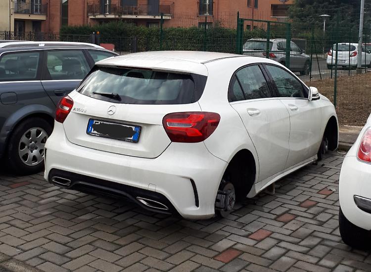 Via le ruote dalla macchina