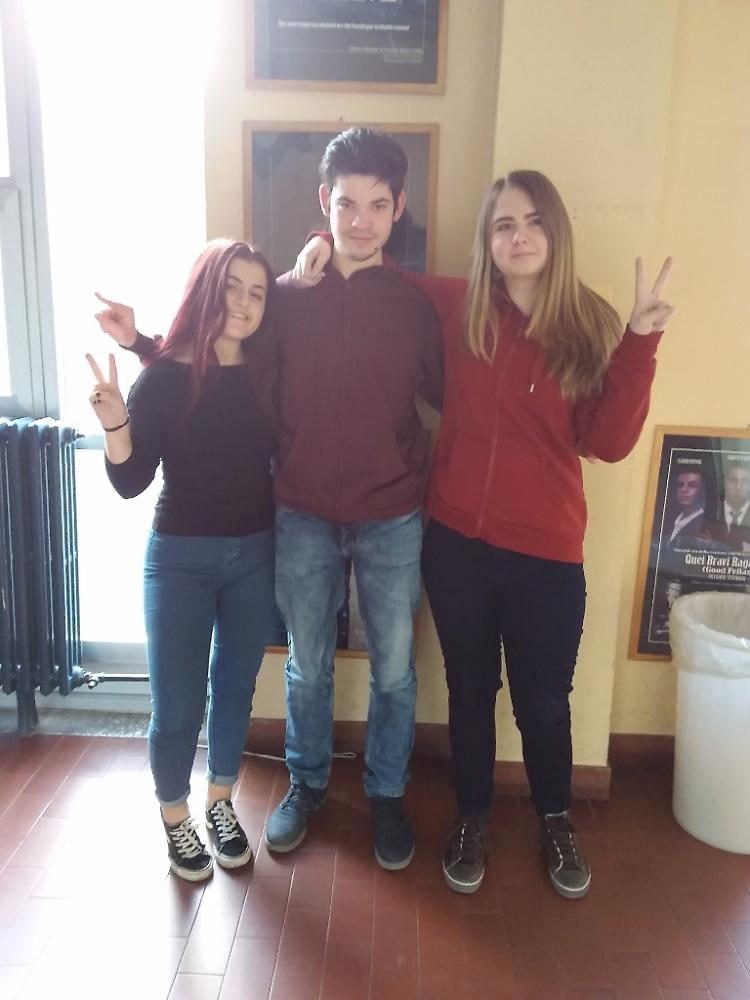 Odore acre e malesseri, istituto Einaudi evacuato