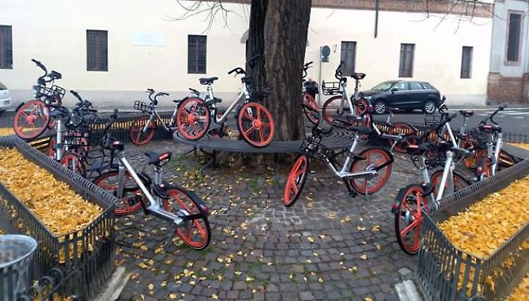 Via Manini, le bici Mobike diventano... scultura