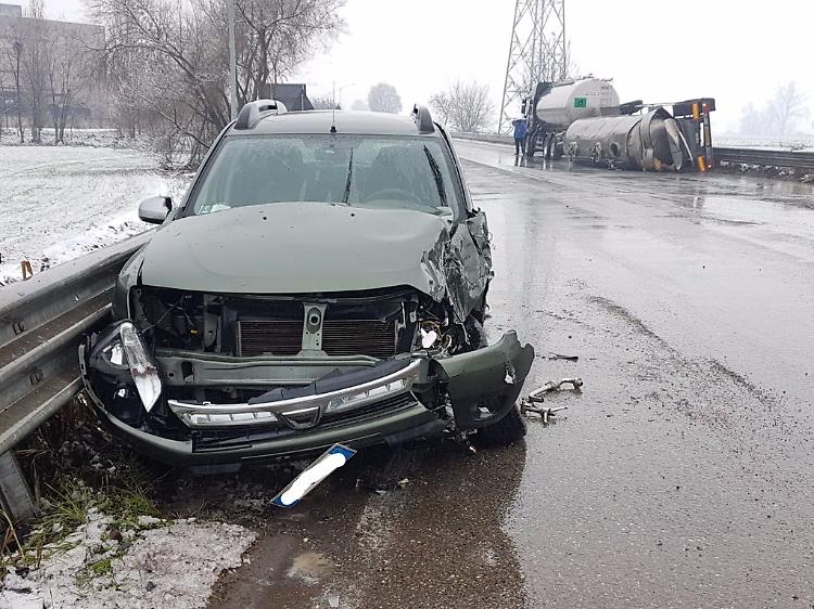 Autobotte ribaltata, poi lo schianto e il caos