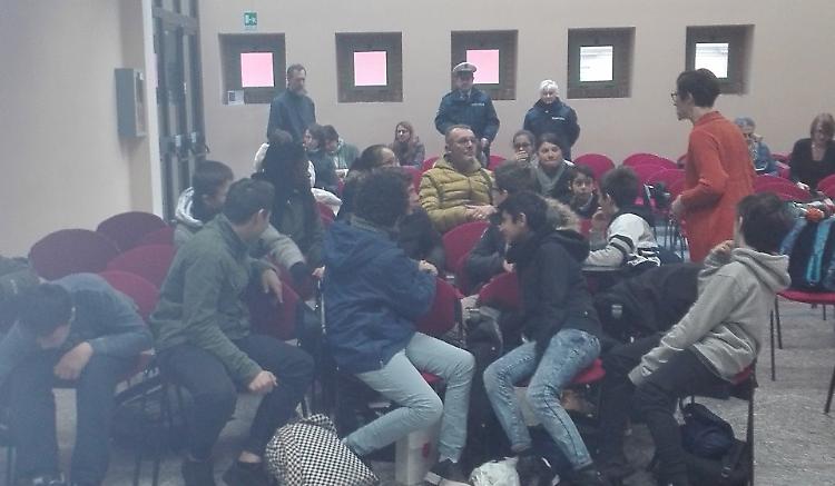 Gusto alla linea elettrica, scuola al freddo e alunni trasferiti