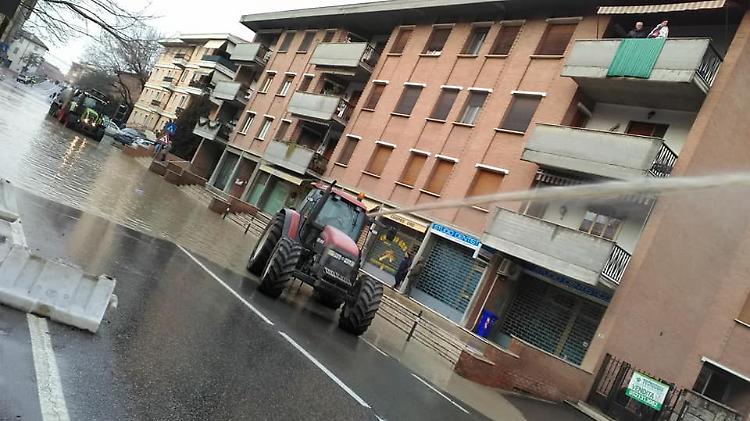 Colorno il giorno dopo lotta contro il fango