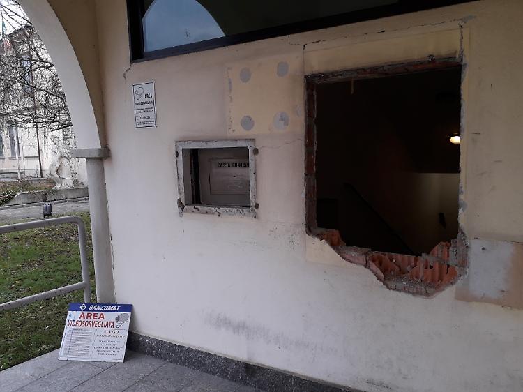 Sventrato il bancomat con una miscela di gas