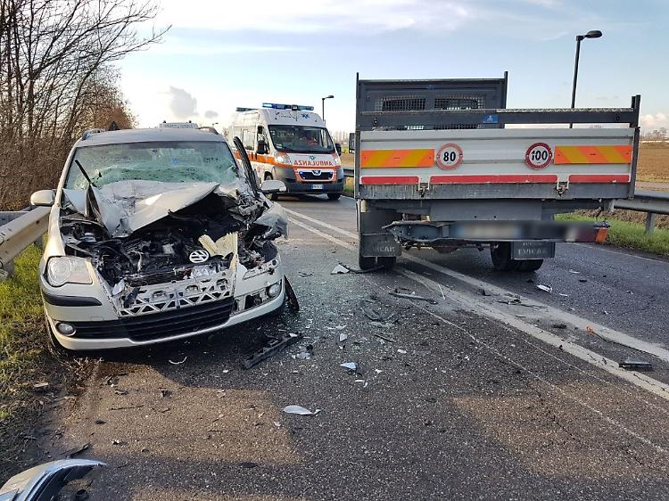 Perde il controllo dell'auto e 'finisce'  nella caserma dei pompieri