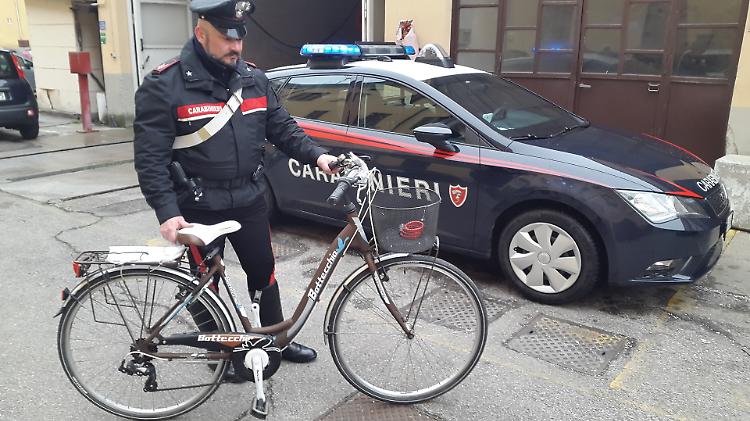 In piazza Roma con la bici rubata, denunciato un 24enne