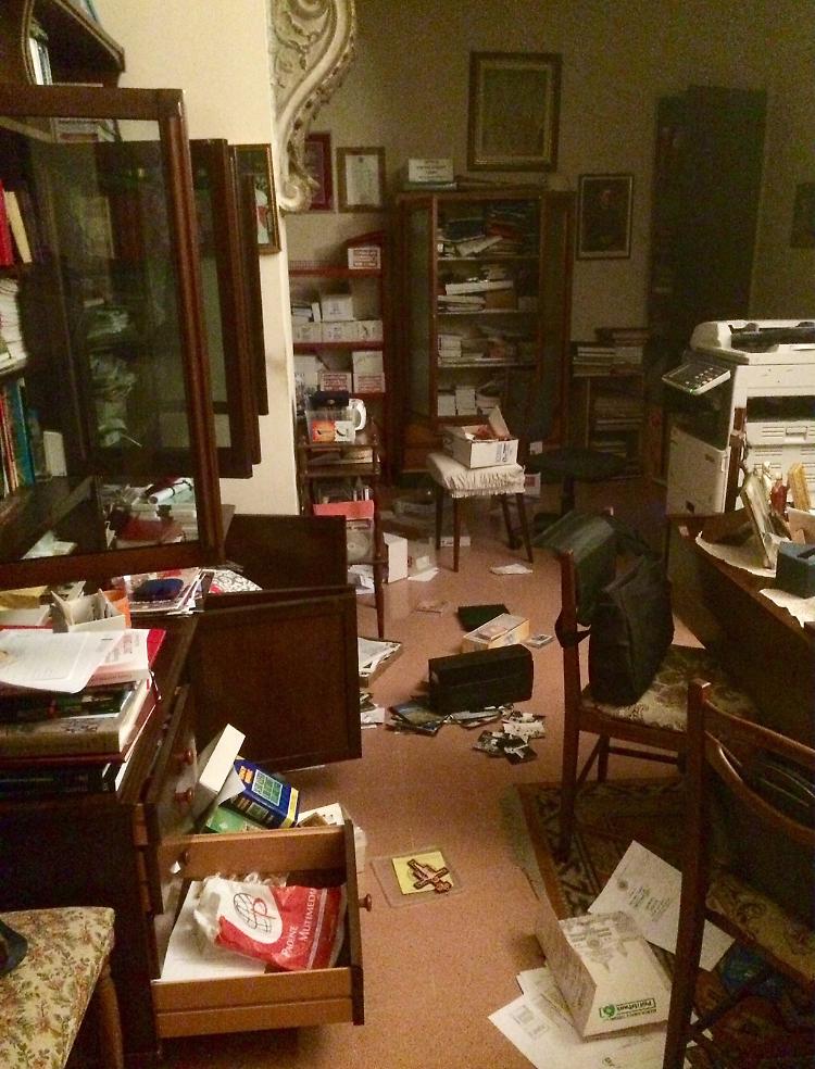 Devastazione e razzia in canonica, spariti 2.500 euro