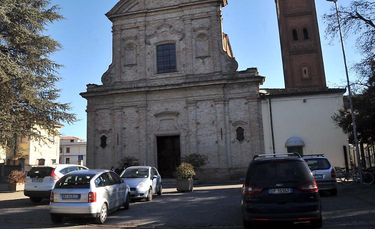 Scritte contro don Roncali,  sei giovani denunciati