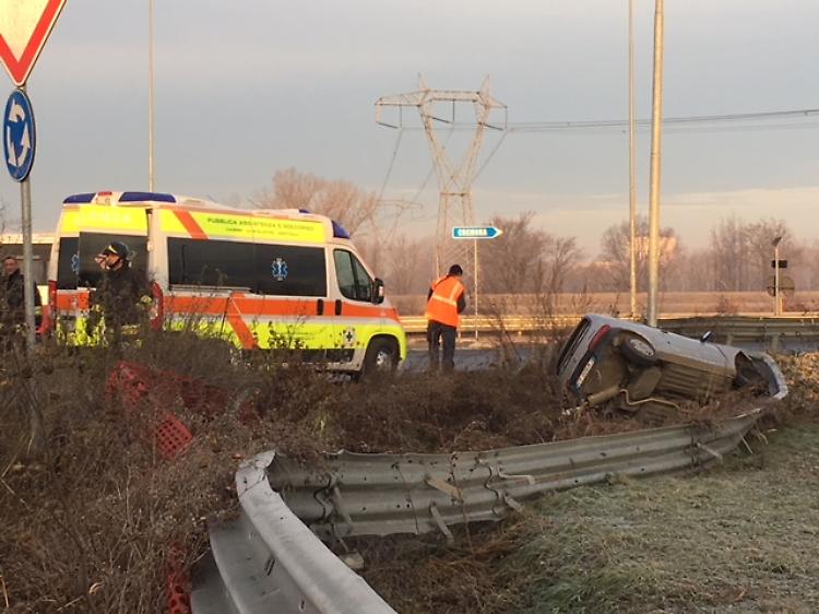 Fuori strada sulla rotonda, ferito un 85enne