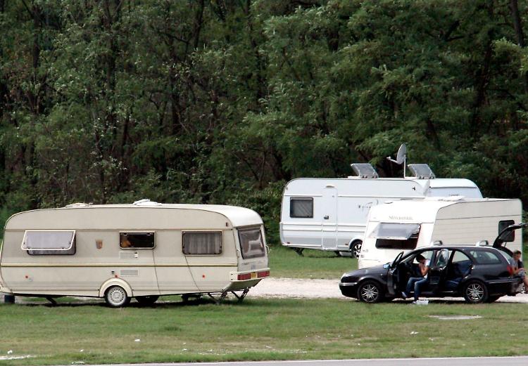 Due famiglie di giostrai costrette a vagare per il Cremasco