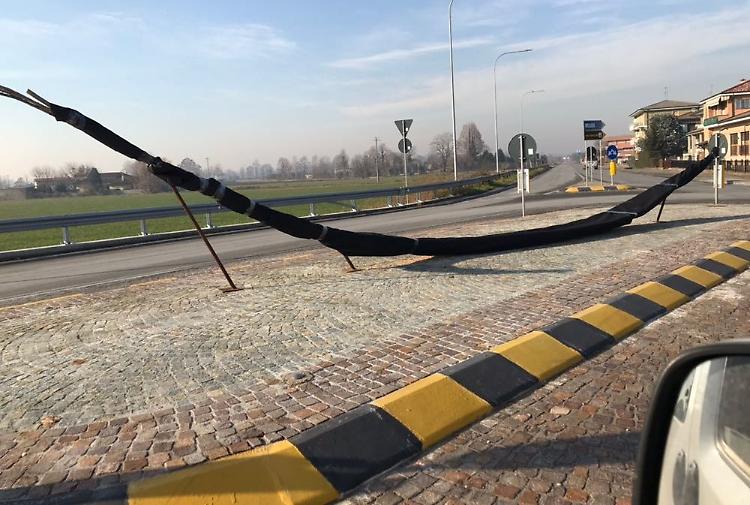 Piroga incerottata, usurata dopo soli 15 mesi