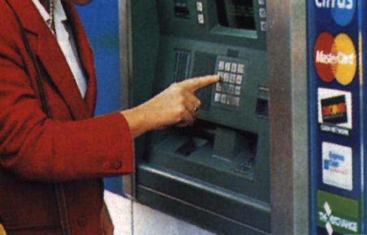 SoresinaMorta, il conto è spolpatoI parenti: mancano 250mila euroLa donna, deceduta qualche giorno fa, aveva lamentato ripetuti prelievi anomali ai suoi danni via bancomatOra in banca ci sono solo 162 euro, insufficienti per i funerali. I famigliari hanno segnalato l’episodio ai carabinieri