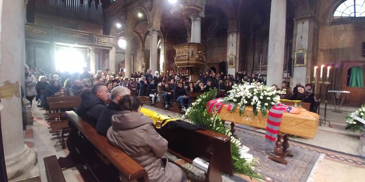 Folla commossa per l'addio a Cristian Perego