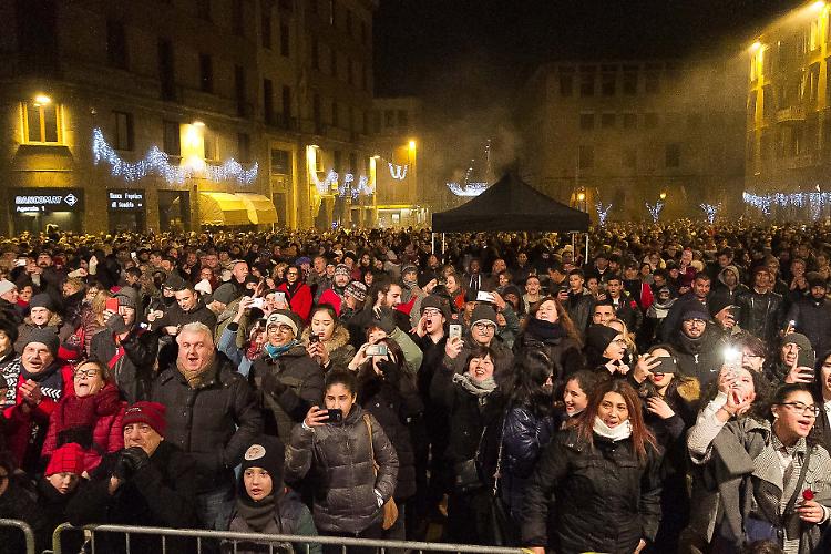 Tanta gente al Capodanno in piazza Stradivari