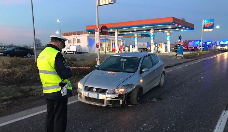 Scontro fra auto in via Giuseppina, un ferito