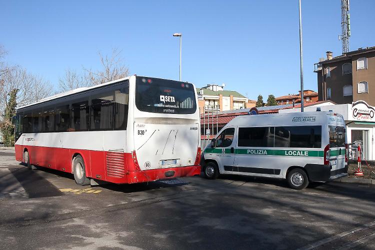 Scontro tra auto e bus, due feriti lievi