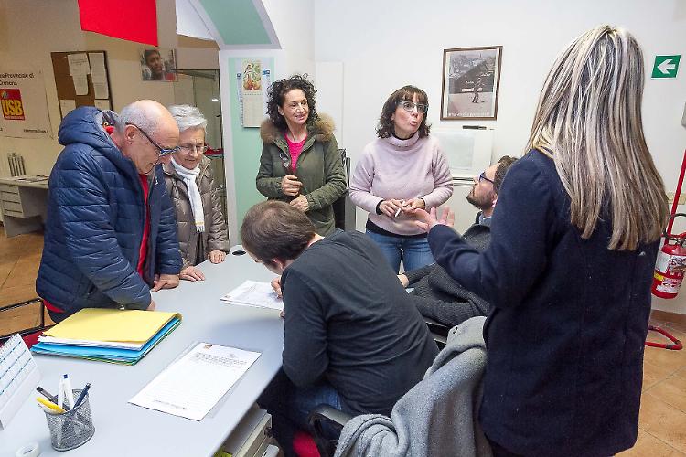 Capotreno licenziato, presidio e folla in via Mantova
