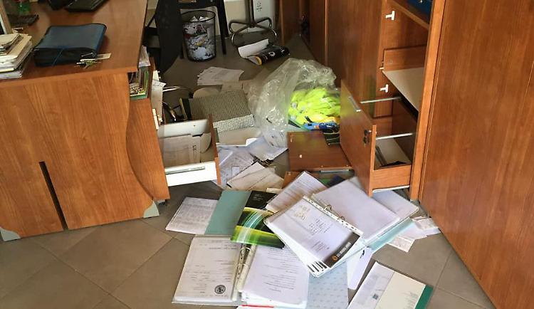 Prima rubano e poi la beffa: accendono l'albero