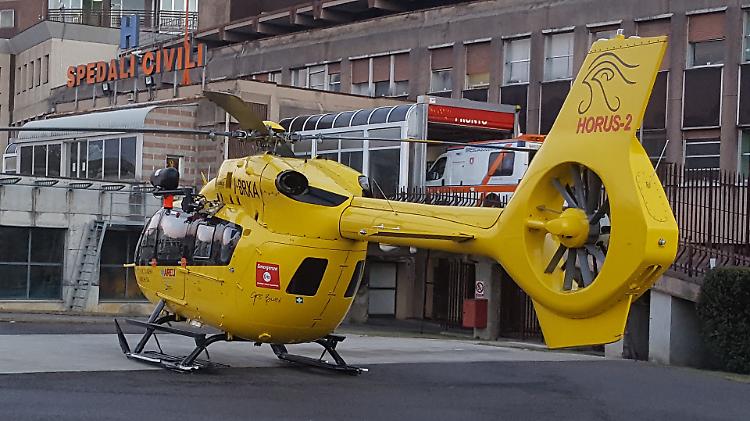 Ospitaletto, si rovescia il pullman degli studenti