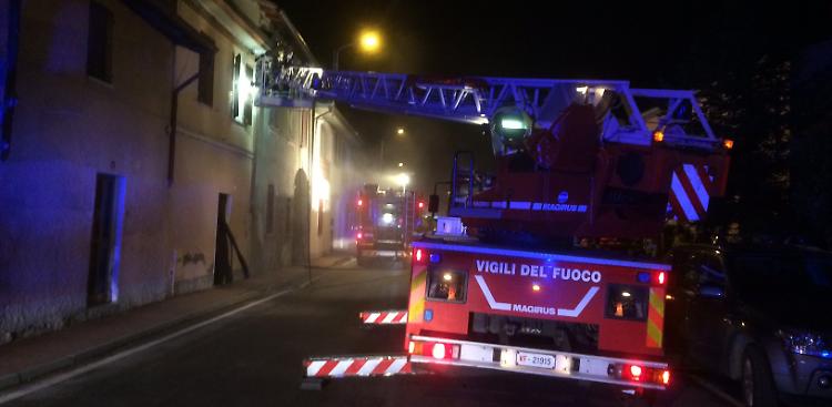 Fumo da una casa, pompieri in azione: nessun ferito