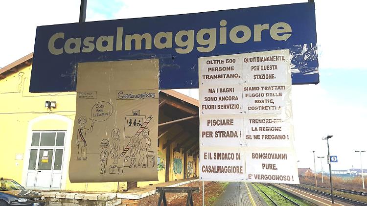 Stazione, cartelli di protesta per i bagni chiusi