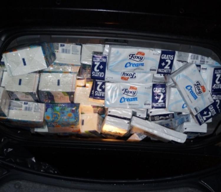 Ladri di fazzoletti di carta, ne rubano miglia dal tir: arrestati