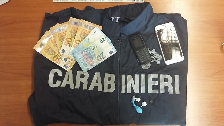 Spaccio, resistenza e lesioni a pubblico ufficiale: arrestato