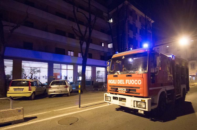 Fiamme da una stufetta: incendio, fumo e paura in condominio