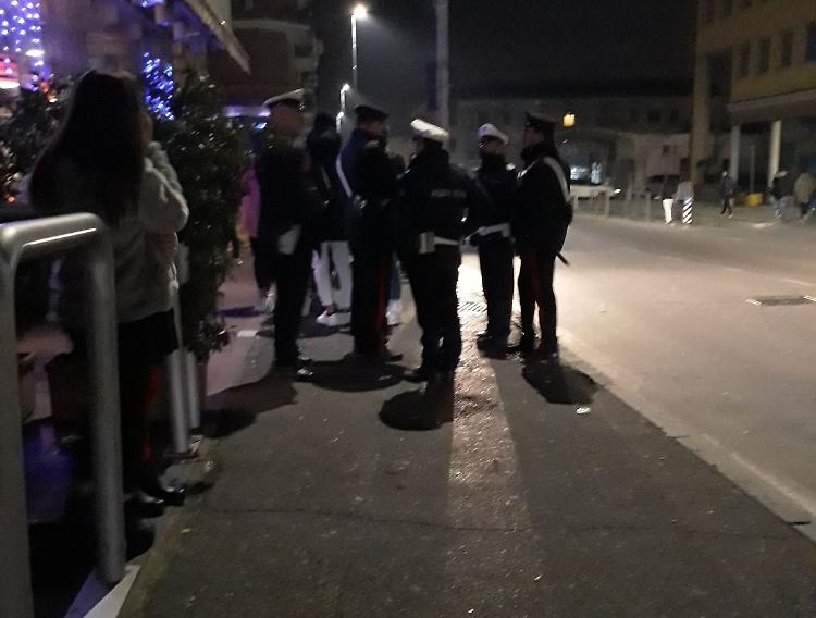 Abuso di alcol tra i minori, carabinieri e vigili davanti a un locale: i giovani clienti se ne vanno