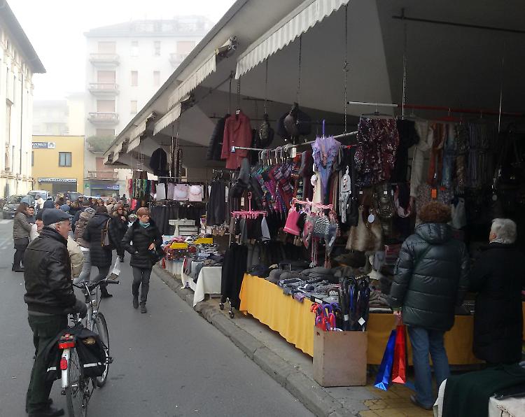 Mercato, "Via chi non paga il canone