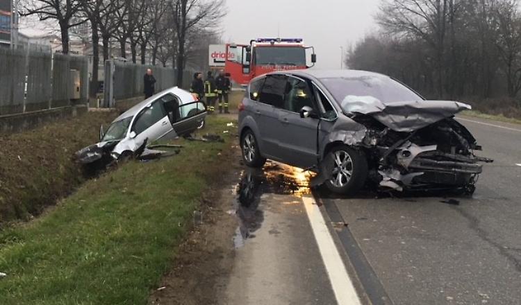 Schianto tra due auto, un ferito grave
