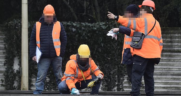 Treno deragliato, quattro operai violano i sigilli; denunciati