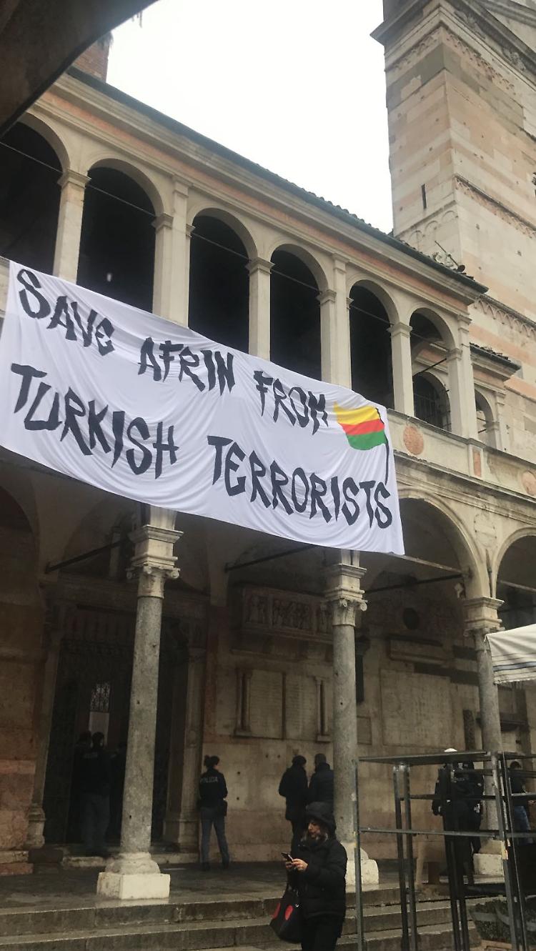 Striscione contro la Turchia appeso sulla Bertazzola