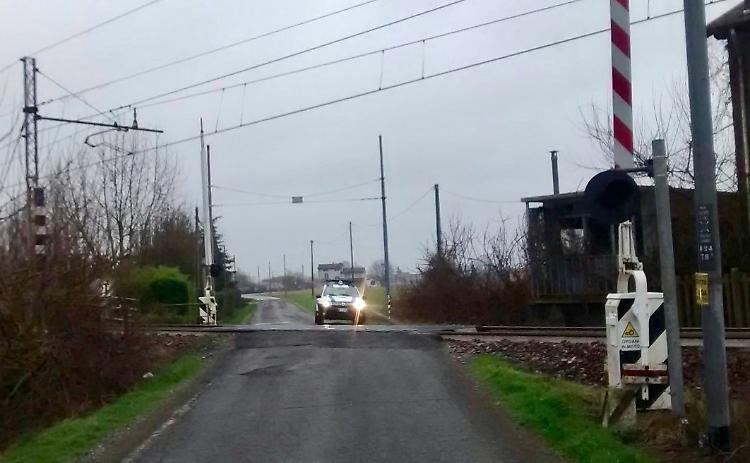 Sbarre in tilt, restano giù a lungo ma i treni non passano